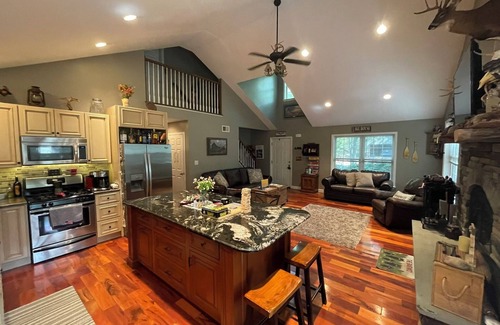 Nesquehoning House | Cozy Lake Hauto Family Retreat, 3 Bedroom + Loft, Close to Jim Thorpe