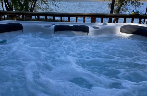 Poynette House | Cozy lake house with a hot-tub!
