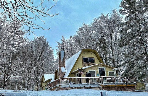 Poynette House | Cozy lake house with a hot-tub!