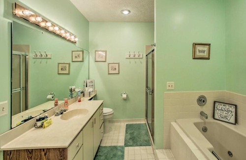 Salem Apartment | Cozy Lake Keowee Condo with Resort Amenities!