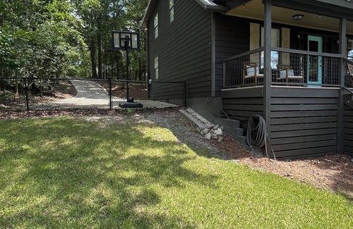 Alexander City House | Cozy Lake Point Home in Jackson's Gap with WIFI, kayaks, and amenities galore