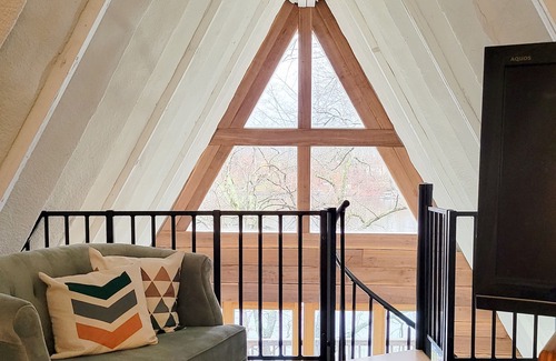 Goodview House | Cozy Lakefront A-frame on Smith Mountain Lake w/private dock. Pet Friendly.