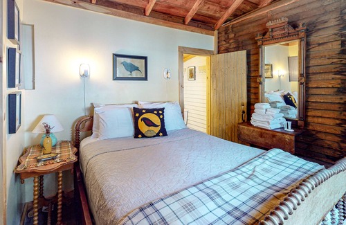 Grand Isle Cottage | Cozy lakefront cabin w/ deck, beach access, & outdoor shower