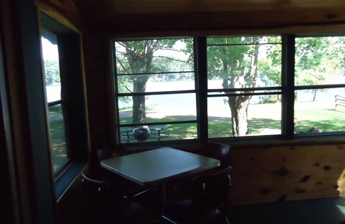 Hayward Resort | Cozy lakefront cabin