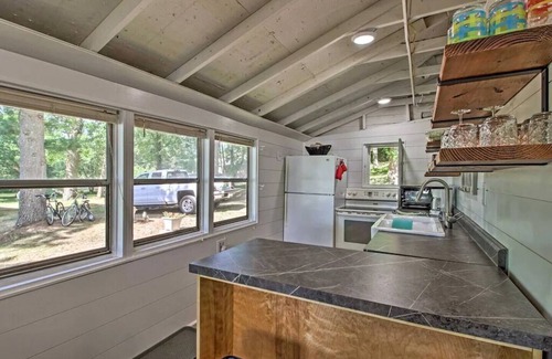 Deerwood Cabin | Cozy Lakefront Cabin w/Sandy Beach & Bunkhouse!