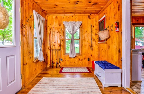 Phelps Cabin | Cozy lakefront cabin with kayaks, community pier, WiFi & quiet location