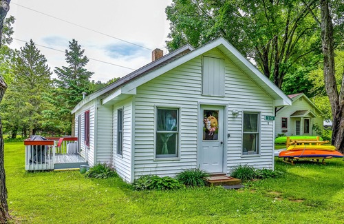 Phelps Cabin | Cozy lakefront cabin with kayaks, community pier, WiFi & quiet location