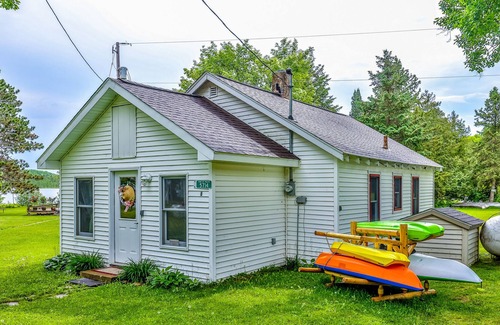 Phelps Cabin | Cozy lakefront cabin with kayaks, community pier, WiFi & quiet location