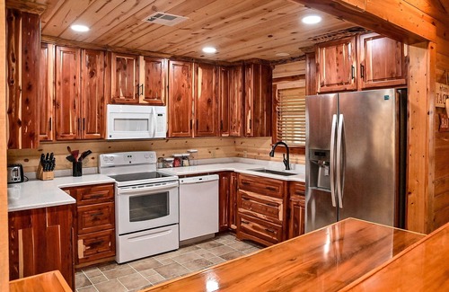 Negreet Cabin | Cozy lakefront cabin with boat house & ramp on Toledo Bend Lake