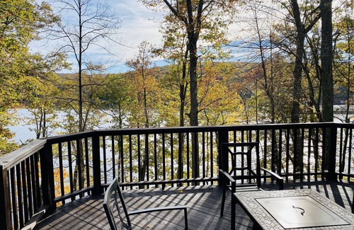 McHenry House | Cozy lakefront cottage, close to Wisp, huge deck with views!