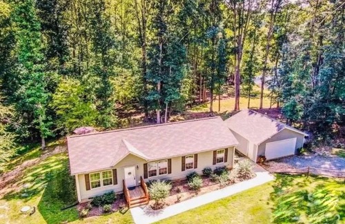Troutman House | Cozy lakefront home on Lake Norman w/firepit, super close to hiking and a beach!