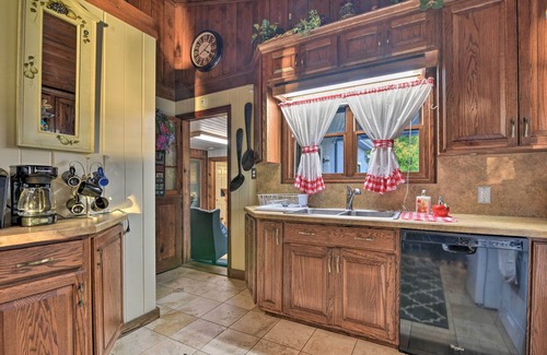 Lapeer House | Cozy Lakefront Lapeer House w/2 Paddle Boats!