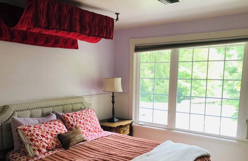 Artondale Apartment | Cozy lakehouse private apartment in 1/2 of house. 5 mins to waterfront.