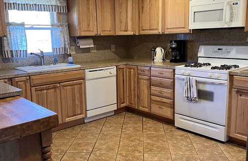 Prineville House | Cozy Lakeshore Family retreat, deck with propane grill spacious rustic home.