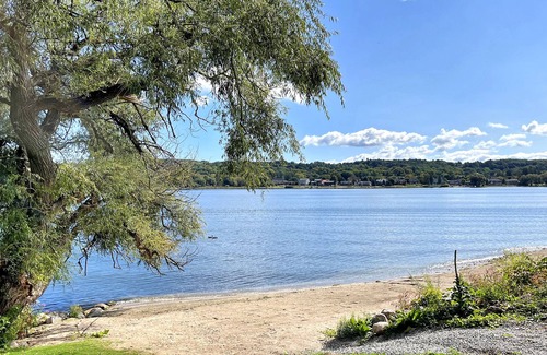 Penetanguishene House | Cozy Lakeside Cabin with Private Balcony.