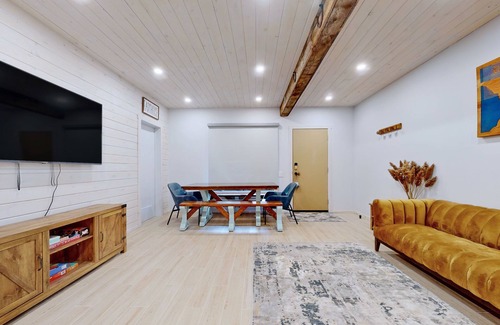 Penetanguishene House | Cozy Lakeside Cabin with Private Balcony.
