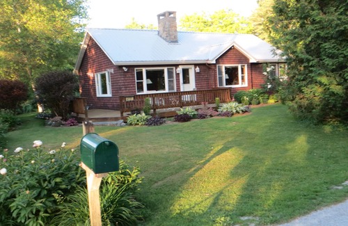 Isle La Motte House | Cozy lakeside cottage.