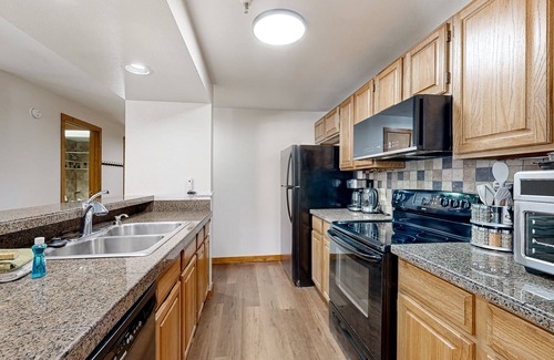 Dillon Condo | Cozy Lakeside Condo with Hot Tub, Pool, Stunning Views & Ski Resort Access