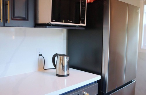 Woodview House | Cozy Lakeside Cottage in Woodview, ON - 6 bed, 2 bath