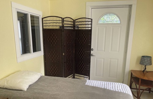 Oak Harbor House | Cozy Lakeside Cottage - 20 min to PIB Ferries!