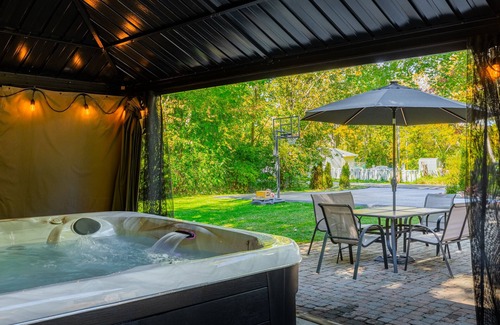 Pefferlaw Cottage | Cozy Lakeside Retreat - Private Hot Tub, BBQ Patio & Fireplace