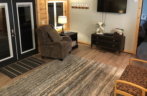 Millwood House | Cozy lakeside w/hot tub, firepit, electric fireplace 3Br 2Ba sleeps 6. Racine OH