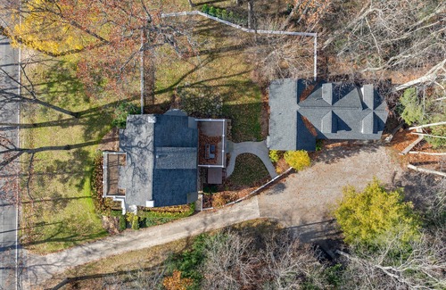 Forest Beach House | Cozy Lakeview Carriage House – Your Perfect Vacation Escape!