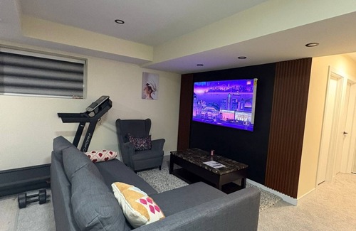 Transcona House | Cozy Lakeview Family Suite