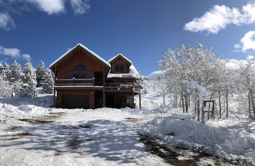 Polaris House | Cozy Large Cabin with hot tub and skiing and hot springs near by! Trails galore!