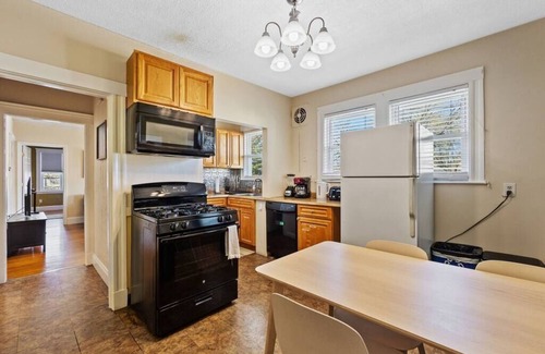 South Medford House | Cozy Large House close to TUFTS/Harvard/MIT 4BR