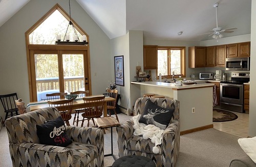 Lincoln House | Cozy large ski condo, fireplace, family friendly, 1 mile to Loon, shuttle