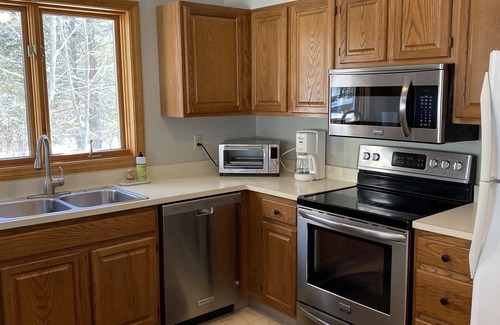 Lincoln House | Cozy large ski condo, fireplace, family friendly, 1 mile to Loon, shuttle