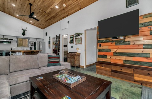 Black Mountain House | Cozy Laurel Cabin w Fire Pit near Golf Course