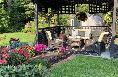 Langley Apartment | Cozy like home Rural feel in urban area central to sightseeing . Close to shops