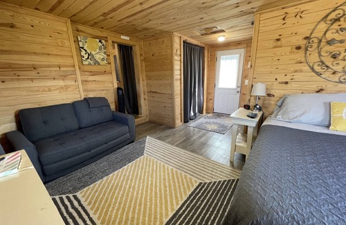 Everton Cottage | cozy Little House next to Pond w/scenic farm views. Pet friendly!