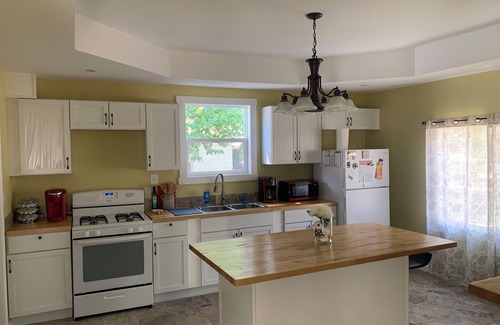 Ottawa House | Cozy little house walking distance from downtown Ottawa - Window air units