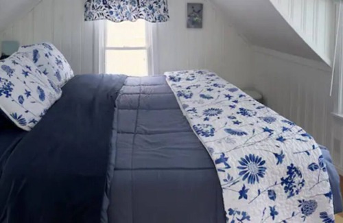 Salem Cottage | cozy little lake house for 2, pet friendly, non smoking