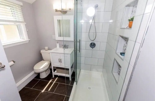 Salem Cottage | cozy little lake house for 2, pet friendly, non smoking