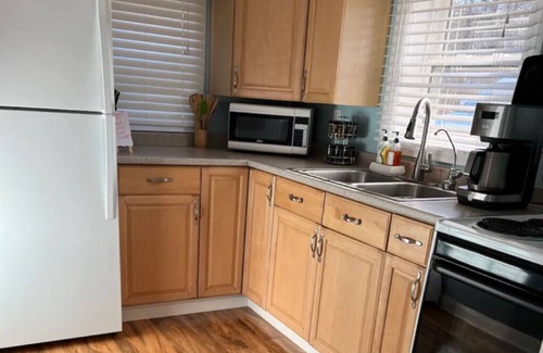 Salem Cottage | cozy little lake house for 2, pet friendly, non smoking