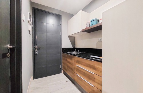 Pinang Apartment | Cozy Living 1Br Collins Boulevard Apartment