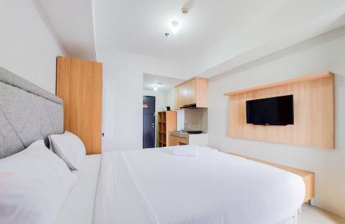 Ciputat Apartment | Cozy Living Studio Room at Baileys Apartment By Travelio