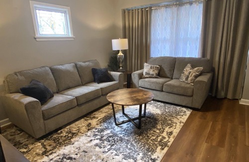 Milwaukee House | Cozy location between Bayview and the airport! Pets welcome!