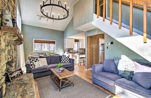 Roseland House | Cozy Lodge with view- Wintergreen Ski Chalet - Walk to slopes & family friendly!