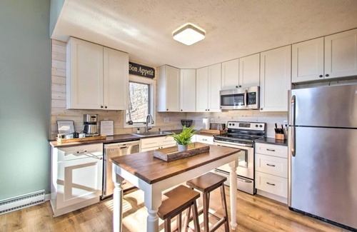 Roseland House | Cozy Lodge with view- Wintergreen Ski Chalet - Walk to slopes & family friendly!