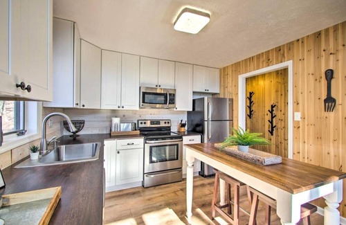 Roseland House | Cozy Lodge with view- Wintergreen Ski Chalet - Walk to slopes & family friendly!