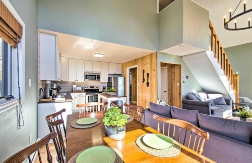Roseland House | Cozy Lodge with view- Wintergreen Ski Chalet - Walk to slopes & family friendly!