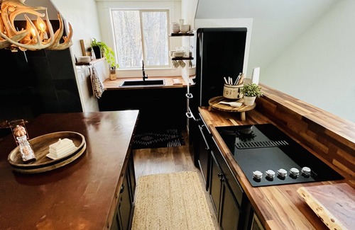 Hayden House | Cozy loft on Hayden Lake, near Silverwood, 15m to Coeur d Alene, Private events