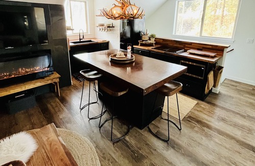 Hayden House | Cozy loft on Hayden Lake, near Silverwood, 15m to Coeur d Alene, Private events