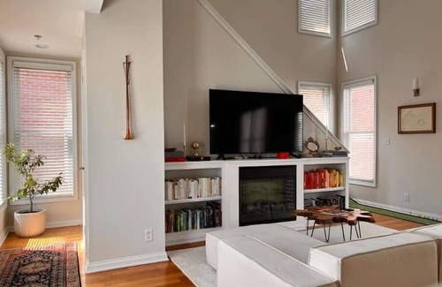 Prospect House | Cozy Loft with Ample Sunlight