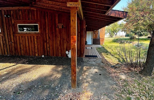 Emigrant Condo | Cozy loft with king bed central to Paradise Valley, MT!